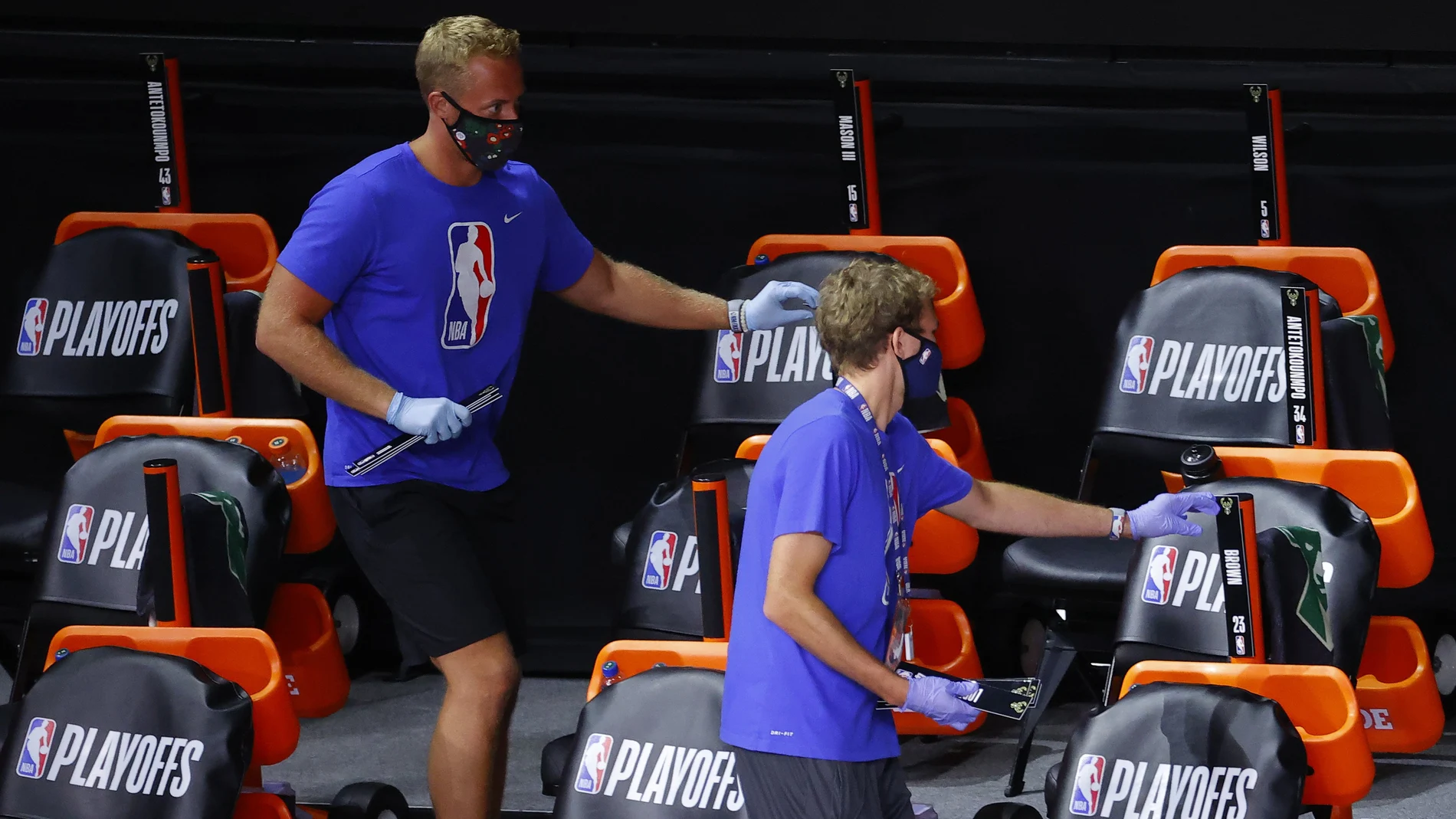 Empleados de la NBA retiran los nombres de los jugadores de las sillas