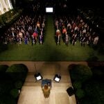 La primera dama Melania Trump pronunció su discurso de la convención republicana en los jardines de la Casa Blanca, el secretario de Estado, Mike Pompeo, intervino por vídeo desde Jerusalén. Es la primera vez que un miembro del Gobierno participa en un cónclave electoral
