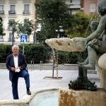 El periodista Fernando Jáuregui publica nuevo libro y posa en el epicentro de la Plaza Pedro Cerolo de Madrid