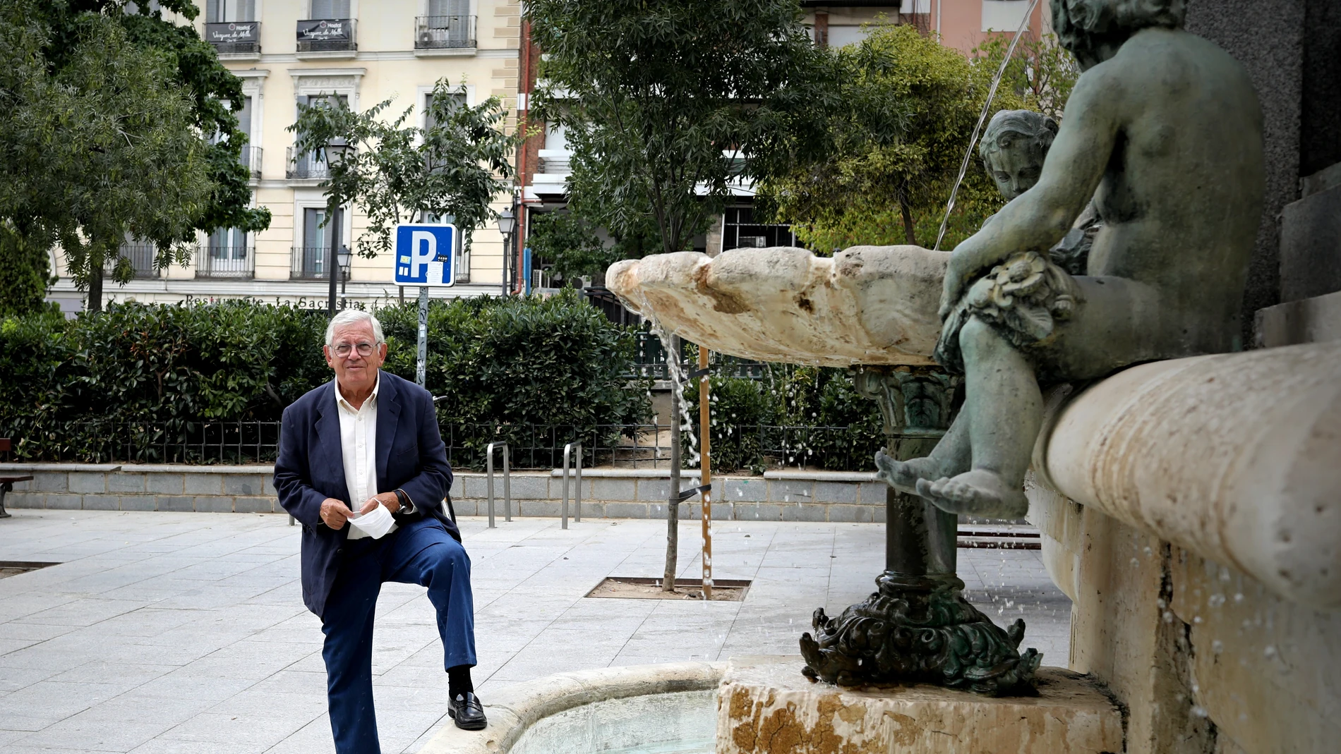 El periodista Fernando Jáuregui publica nuevo libro y posa en el epicentro de la Plaza Pedro Cerolo de Madrid