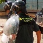Agentes de la Guardia Civil, en un intento de motín en el CETI de Melilla