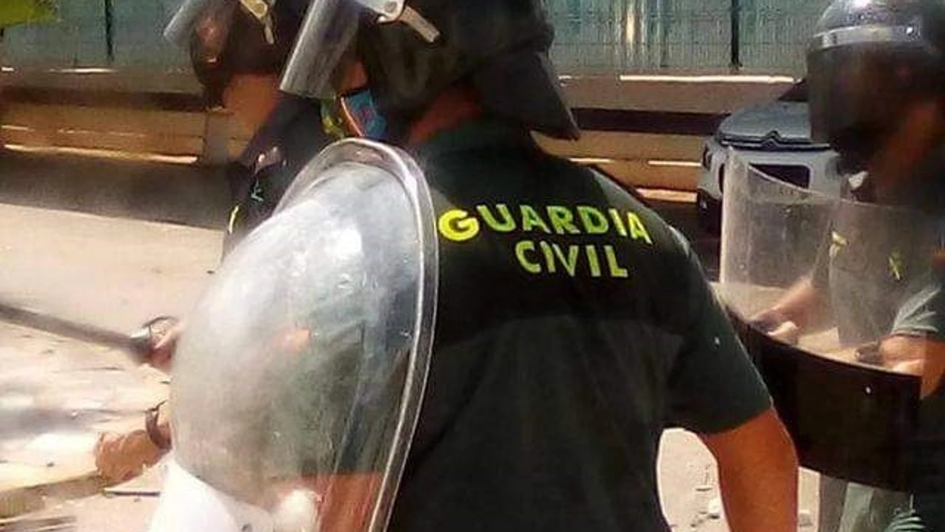 Agentes de la Guardia Civil, en un intento de motín en el CETI de Melilla