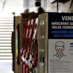 as principales estaciones de Metrovalencia y TRAM d'Alacant ofrecen mascarillas y gel hidroalcohólico en las máquinas de 'vending', junto a bebidas y comestibles