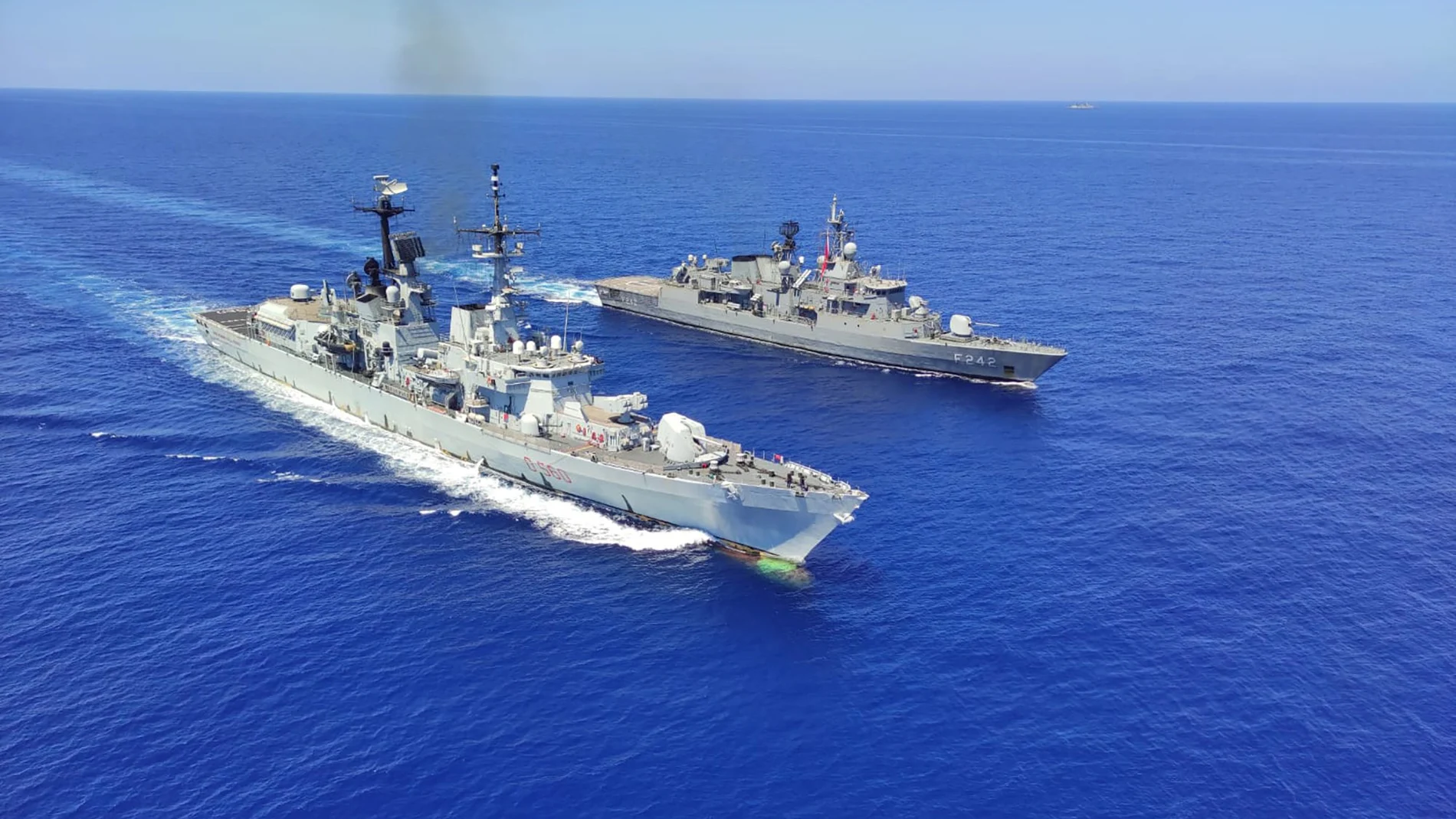 El destructor italiano ITS Durand De La Penne, a la izquierda junto a las fragatas turcas TCG Goksu y TCG Fatih en los ejercicios en el Mediterráneo oriental
