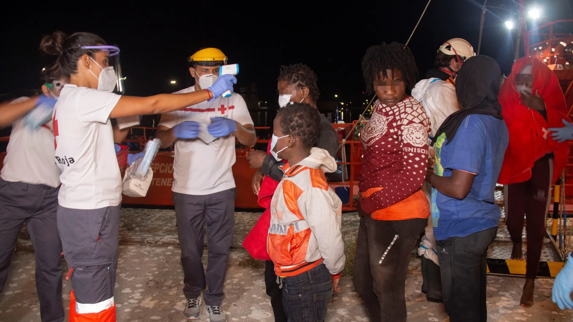 Trasladan a Motril 36 inmigrantes rescatados cerca de Alborán
