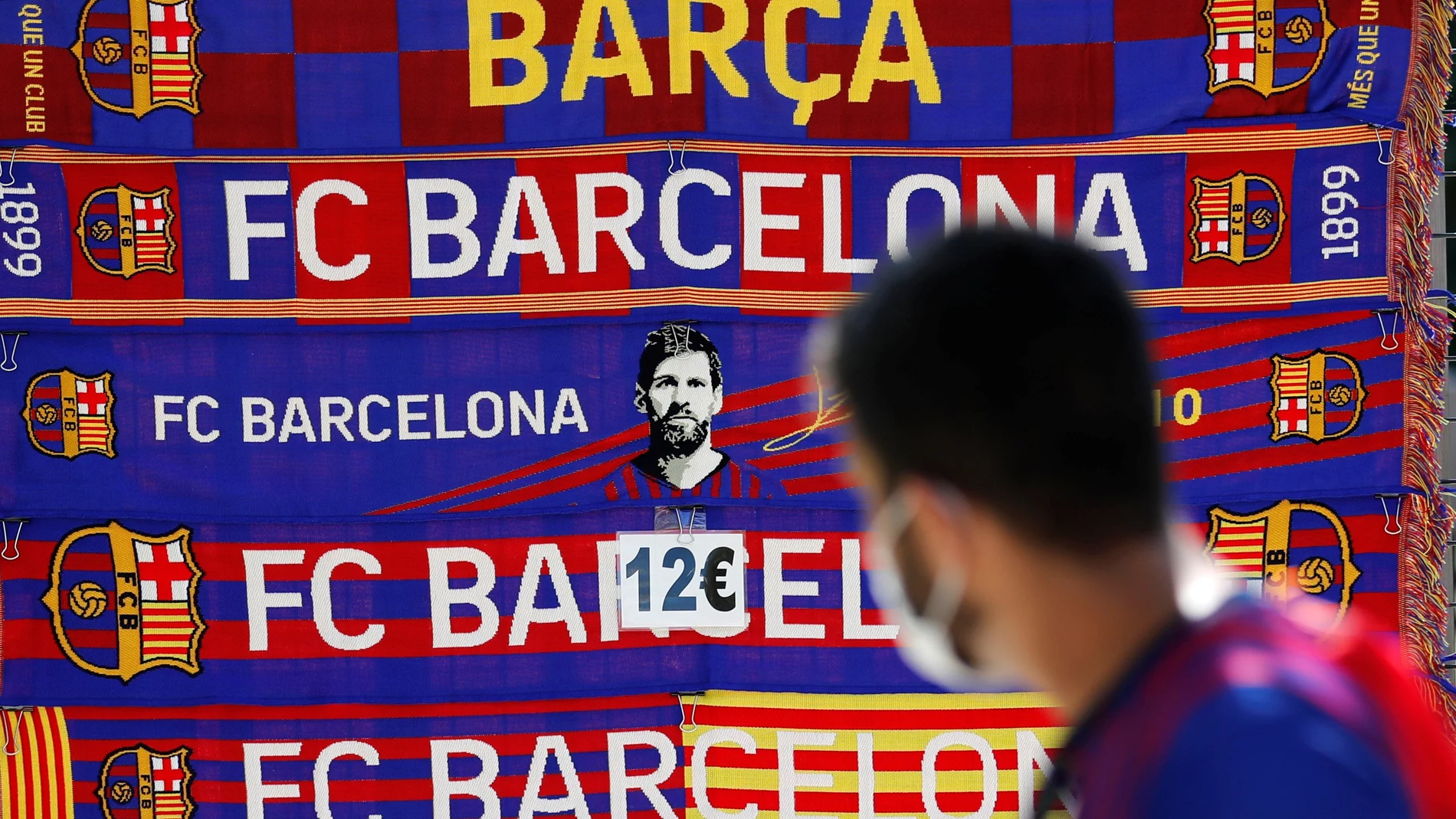 Una imagen de Messi en una bufanda en los alrededores del Camp Nou