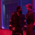 Robert Pattinson, a la derecha, y John David Washington, en una escena de la película