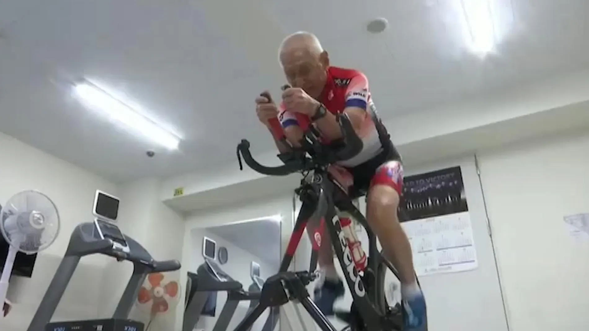 Un japonés de 87 años entrena incansable cada día para revalidad su título de Ironman más longevo