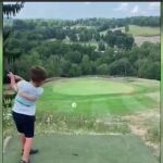 Rocco, un niño de cuatro años, logra su primer hoyo en uno en un campo de golf par 3 en Virginia