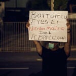 Un aficionado protesta contra Josep Maria Bartomeu en las inmediaciones del Camp Nou