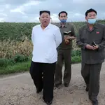 El dictador norcoreano Kim Jong Un visita el pasado 27 de agosto -la imagen más reciente- una zona dañada por el tifón sin mascarilla pero sí la lleva su camarilla de asesores que toman nota de todas sus visitas