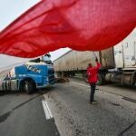 27 August 2020, Chile, Valparaiso: A truck driver waves a Chilean flag while taking part in a road blockade during a demonstration. Chilean truck drivers started a strike to protest against the increasing insecurity on the highways. Photo: Miguel Moya/Agencia Uno/dpa27/08/2020 ONLY FOR USE IN SPAIN