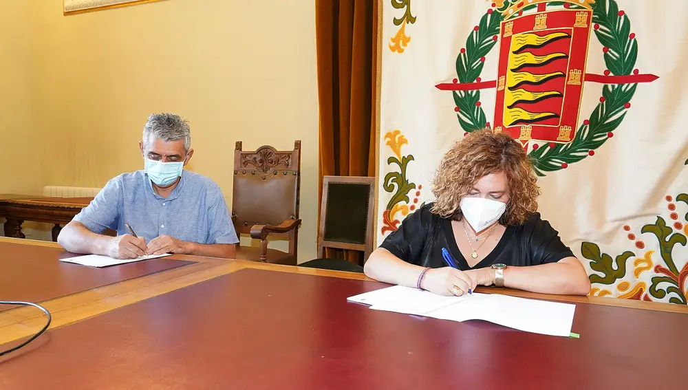 La concejala de Innovación, Desarrollo Económico, Empleo y Comercio, Charo Chávez Muñoz, y el presidente de la Federación de Organizaciones Artesanas de Castilla y León (FOACAL), Miguel Ángel Tapia Palomino, firman un convenio para la celebración de distintas ferias de artesanía en Valladolid.
