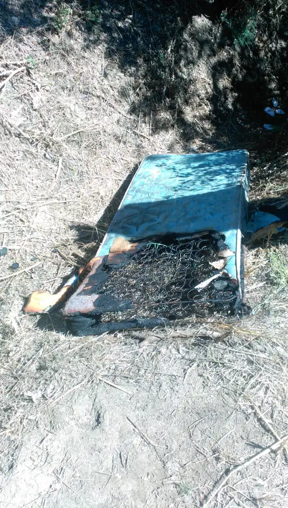 Colchón quemado que provocó el incendio del mes de junio en una zona próxima al centro de menores de Casa de Campo