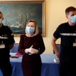 La subsecretaria de Defensa, María Amparo Valcarce, junto a dos efectivos de la UME que ya ejercen como rastreadores dentro de las Fuerzas Armadas