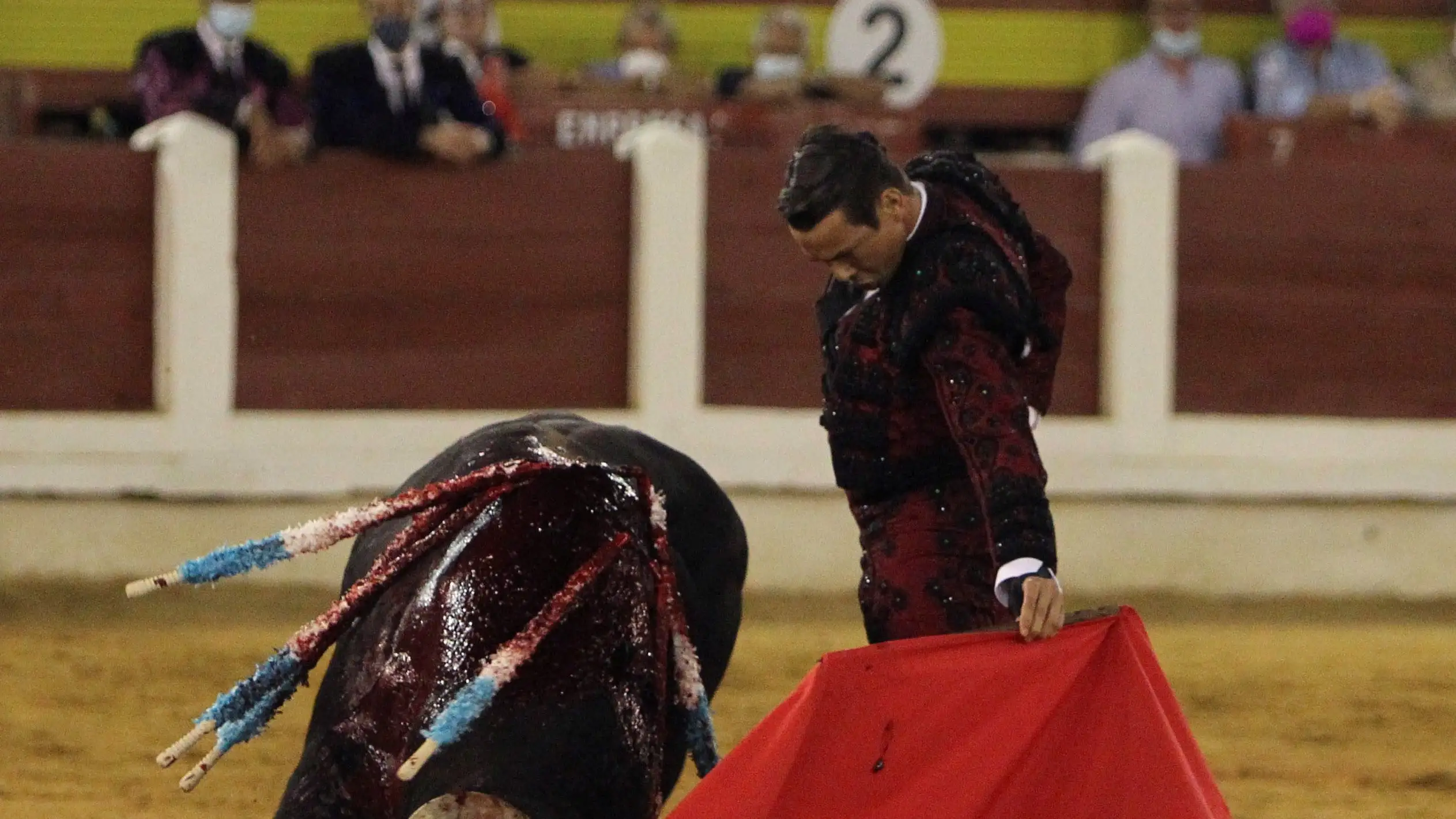 El diestro José María Manzanares con su primer toro, durante el festejo taurino celebrado hoy en Mérida EFE/Jero Morales