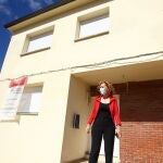 La directora general de Vivienda, Arquitectura y Urbanismo, María Pardo Álvarez, durante visita la nueva vivienda rehabilitada por la Junta a través del programa Rehabitare