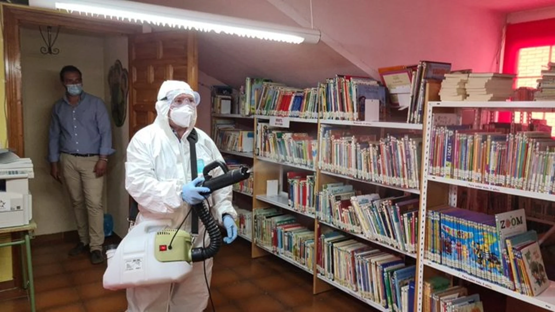 Operarios de la Diputación actúan hoy en espacios críticos de Candeleda para ayudar a disminuir la posible presencia de carga viral de SARS-CoV-2, entre ellos la residencia de mayores origen del brote de contagios de la COVID19.