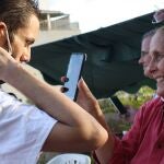 Fotografía cedida por Rafaela Requesens que muestra a Juan Requesens mientras habla con su madre Paula Martínez ayer, Caracas (Venezuela). El diputado opositor venezolano Juan Requesens salió este viernes de la cárcel para cumplir arresto domiciliario, tras 752 días preso por su presunta participación en el fallido atentado contra el presidente Nicolás Maduro el 4 de agosto de 2018.