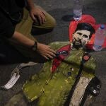 El artista TVBOY dibuja un retrato de Messi como si fuera el Che Guevara