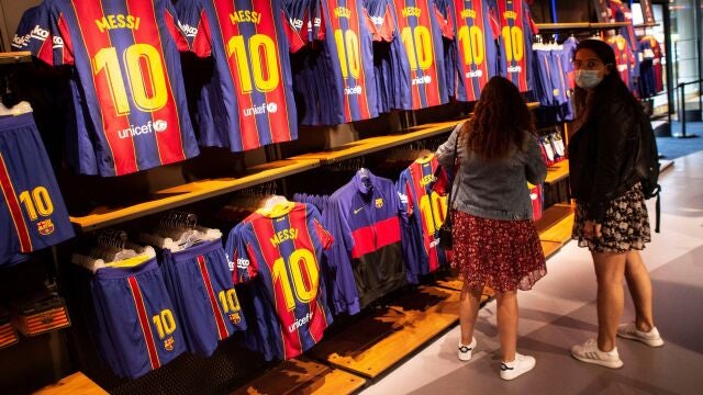 La camiseta de Leo Messi se sigue vendiendo en la tienda del Barcelona