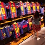 La camiseta de Leo Messi se sigue vendiendo en la tienda del Barcelona