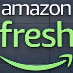 Logo de Amazon Fresh en la entrada de una tienda física de la compañía en Estados Unidos