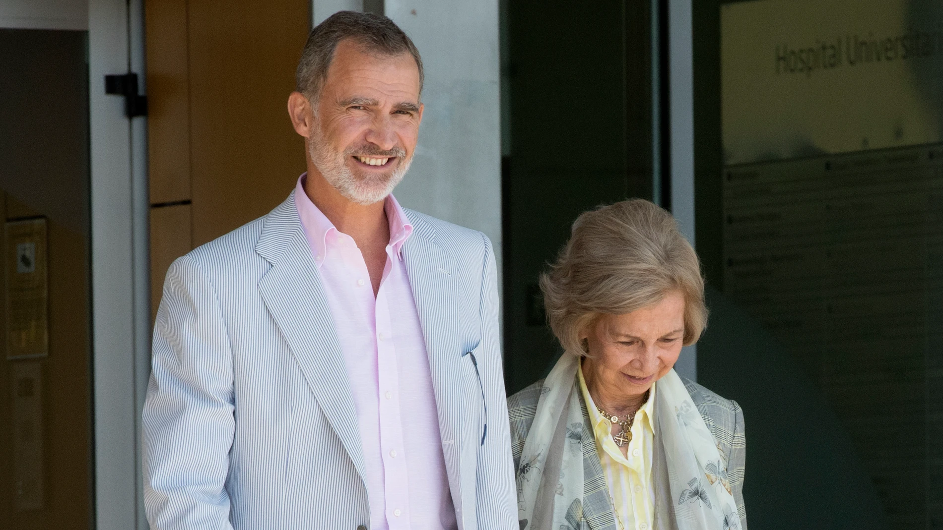 El rey Felipe VI y la reina Sofía a su salida del hospital Quirón Salud de Pozuelo después de visitar al rey Juan Carlos. Luis Díaz. 24/8/19