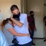 Juan Requesens, visiblemente desmejorado y delgado abraza a un familiar. No podrá hacerlo con su mujer y sus hijos que están en el exilio desde que fue arrestado acusado de atentar contra Maduro