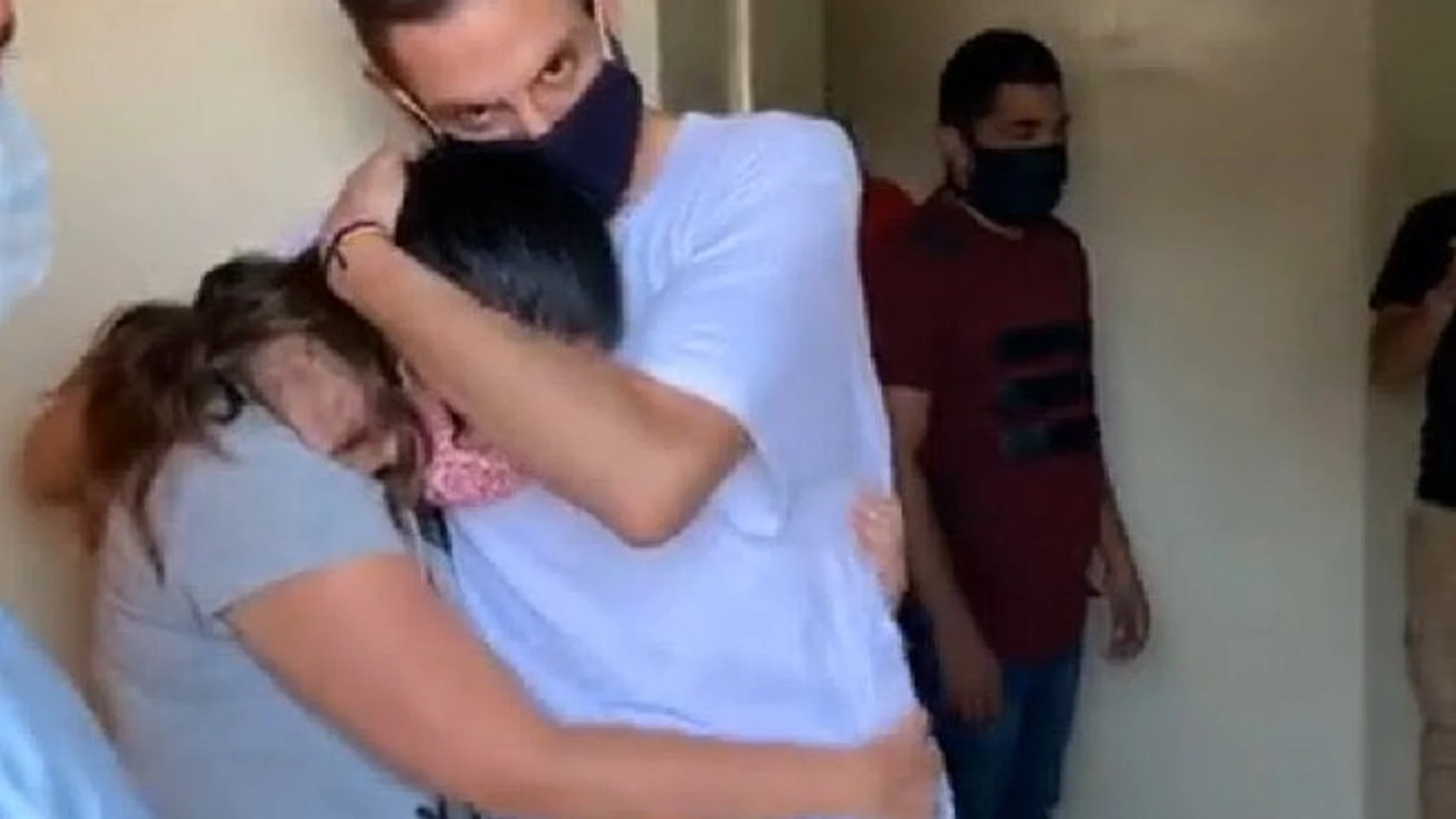 Juan Requesens, visiblemente desmejorado y delgado abraza a un familiar. No podrá hacerlo con su mujer y sus hijos que están en el exilio desde que fue arrestado acusado de atentar contra Maduro