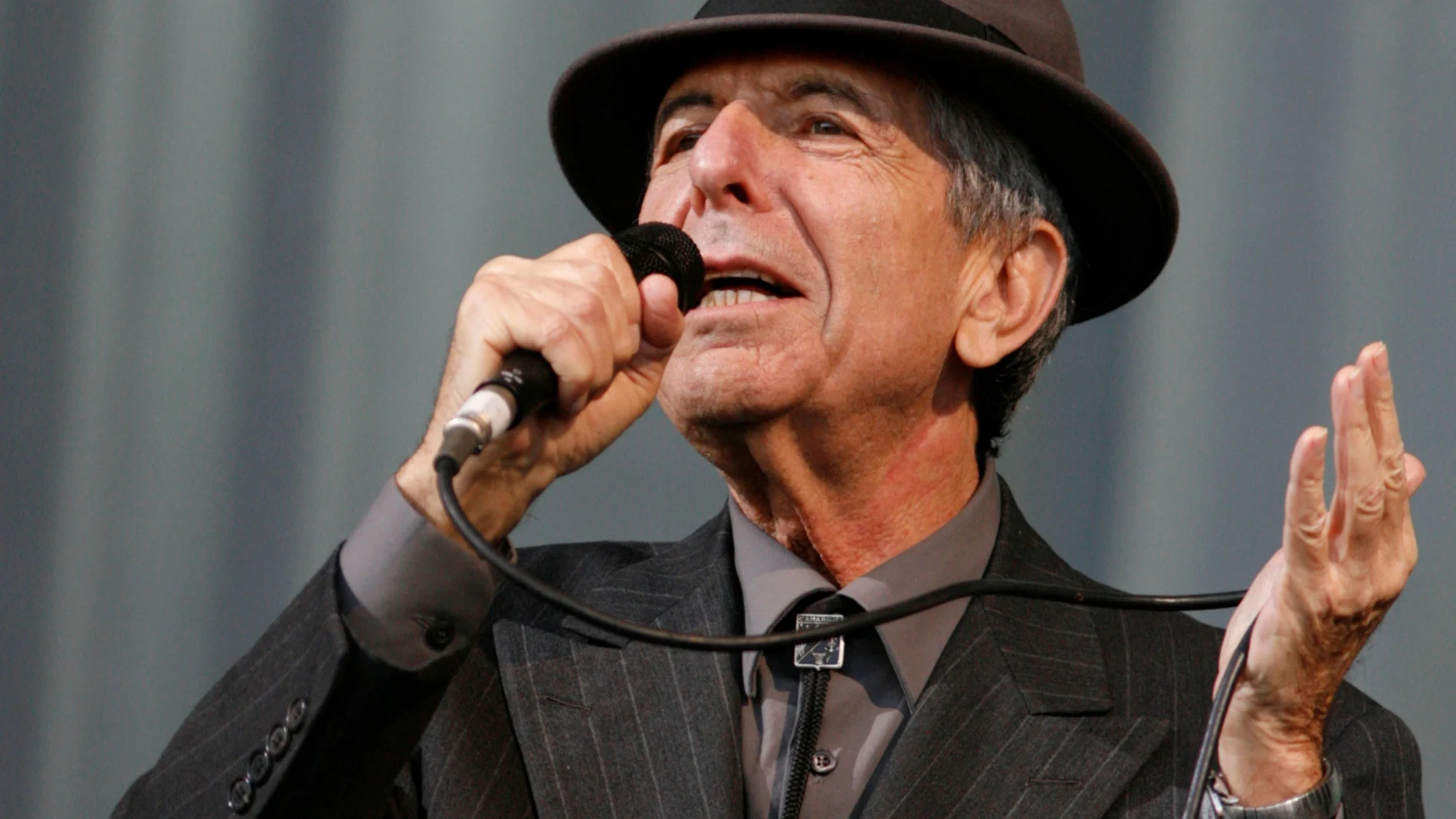 FILE PHOTO: Canadian singer-songwriter Leonard Cohen performs at the Glastonbury Festival 2008 in Somerset