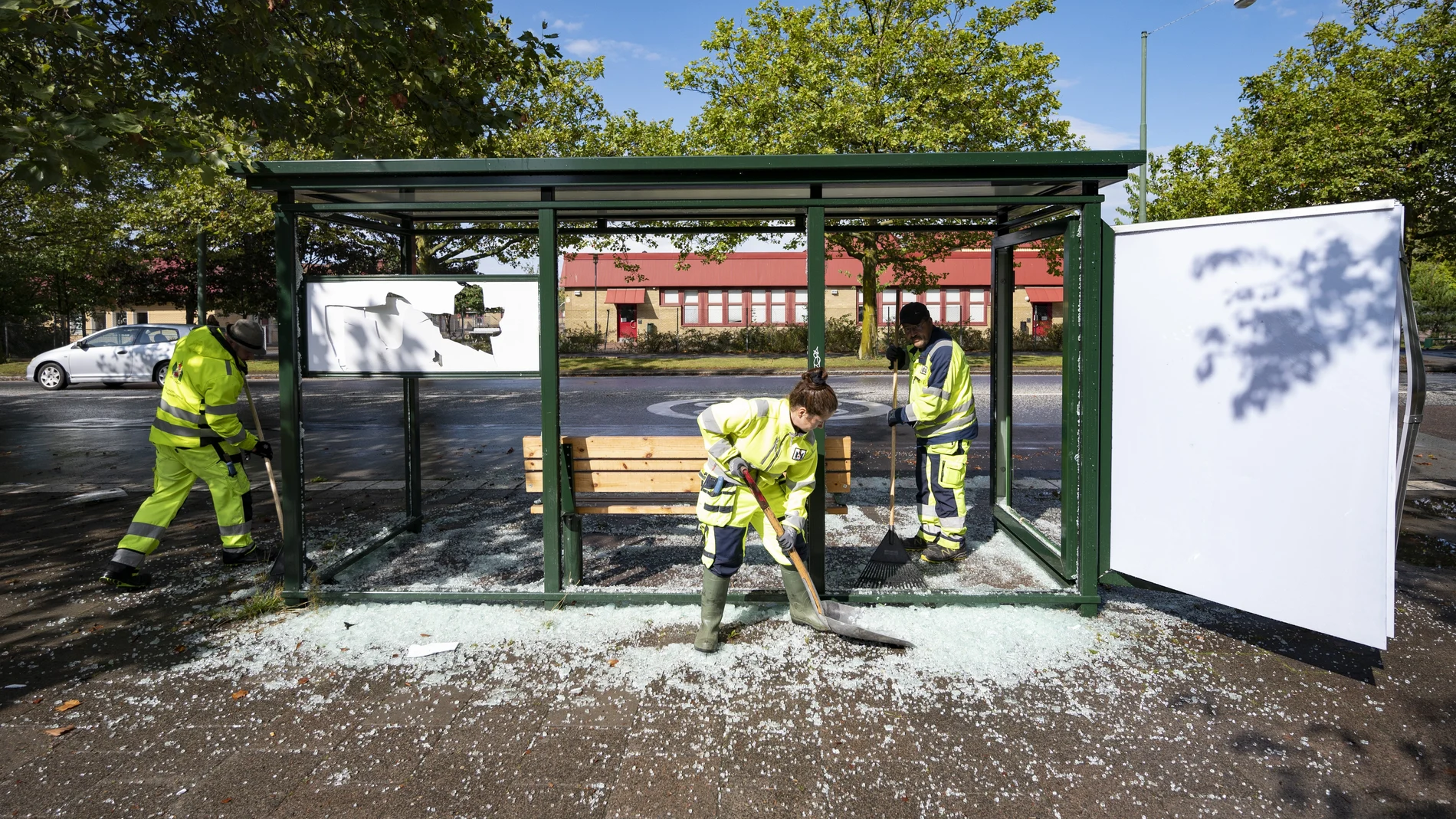 Un grupo de funcionarios limpia los destrozos tras una noche de disturbios en la sureña ciudad de Malmö