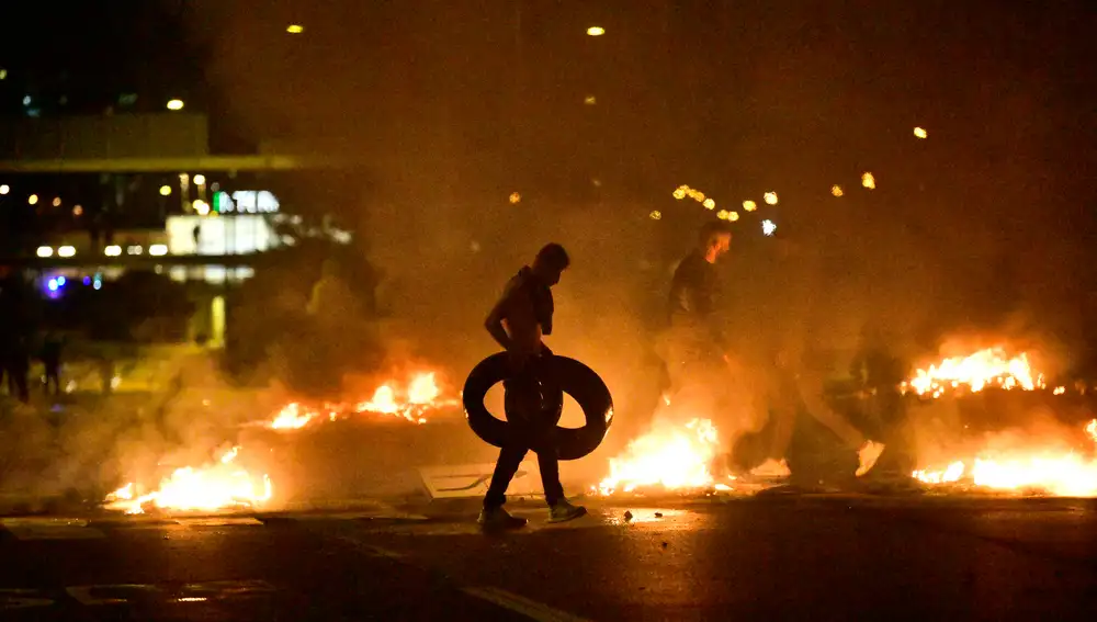 Radicales queman neumáticos durante los incidentes racistas del viernes por la noche en Malmö