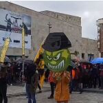 Figuras grotescas contra la Guardia Civil en la cabeza de la manifestación