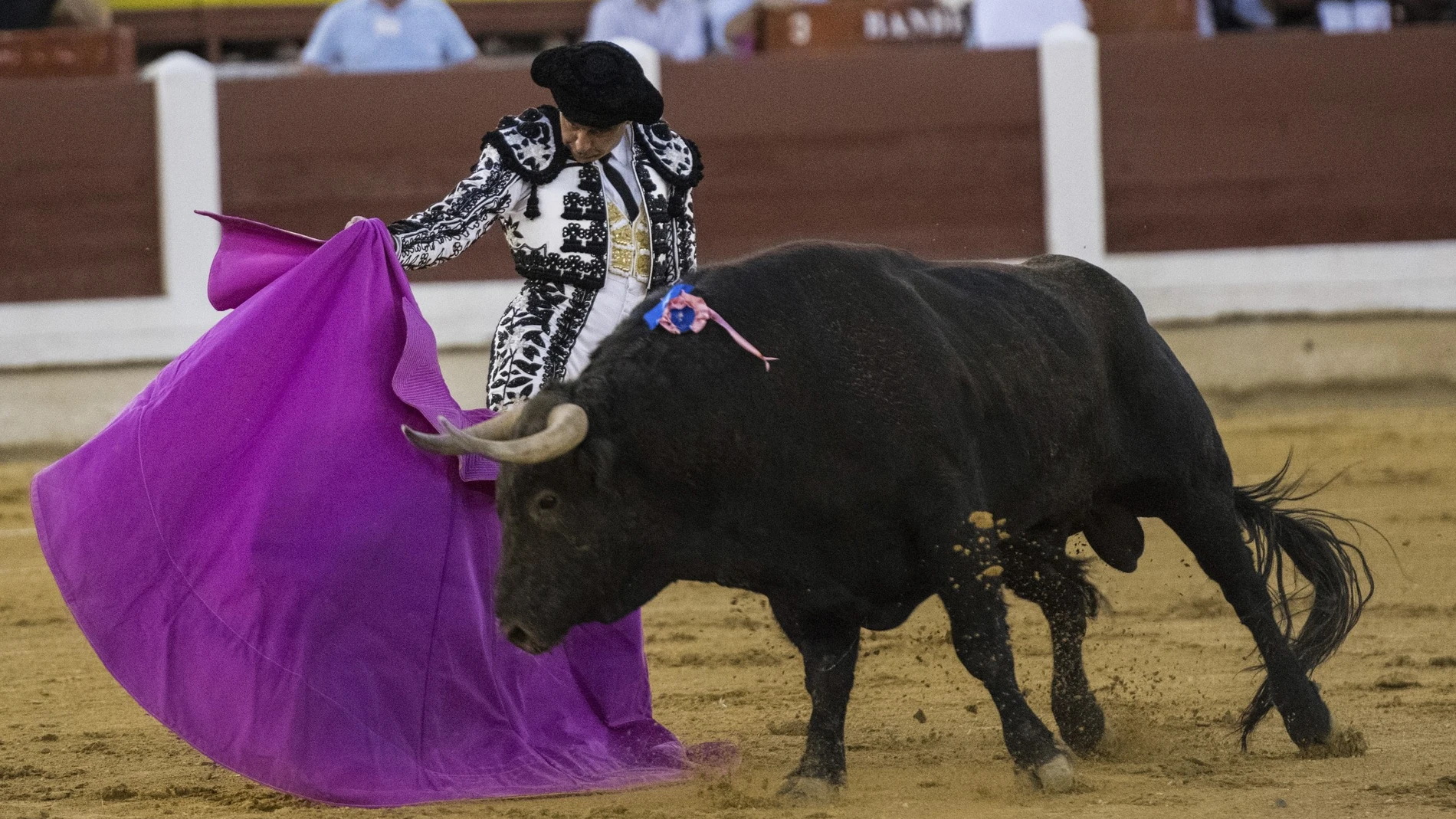 Ponce, Fandi y Perera se reparten seis orejas en buen fin de feria en Mérida