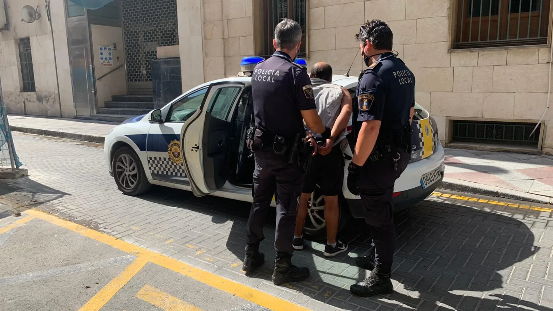 Los agentes de la Unidad GOIR de la Policía Local de Alicante tuvieron que intervenir en una disputa protagonizada por "gorrillas", que se disputaban el control del aparcamiento en la zona de estacionamiento de vehículos de la playa del Postiguet