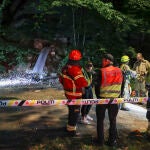 Un equipo de rescate en el parque de Oslo donde se encuentran unos búnkeres en los que se organizó una "rave" el sábado