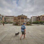 Un hombre pasea por la Plaza del Castillo de Pamplona - Archivo.EDUARDO SANZ / EUROPA PRESS30/08/2020