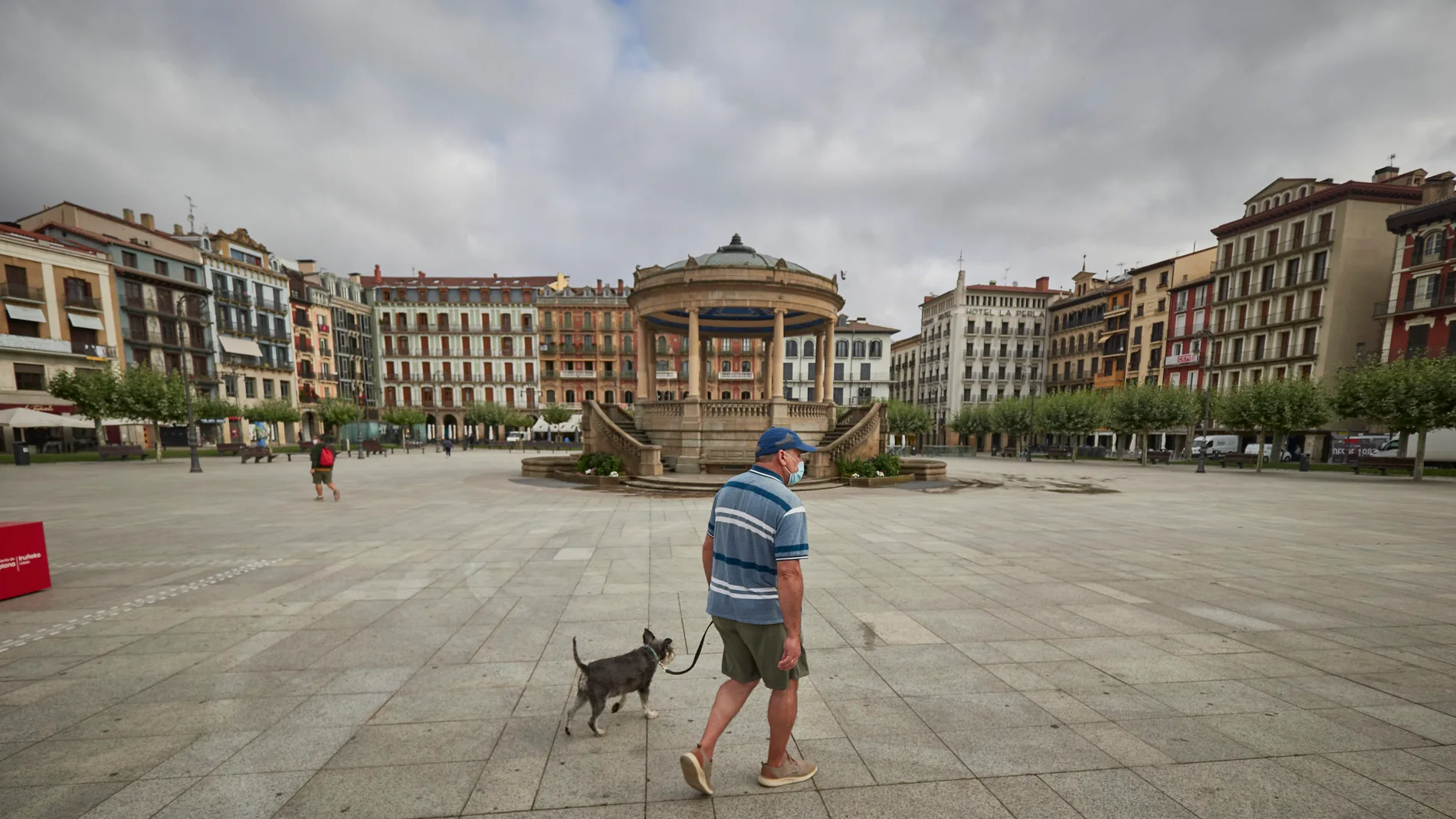 Un hombre pasea por la Plaza del Castillo de Pamplona - Archivo.