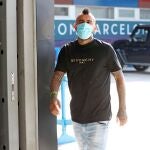 El centrocampista chileno del FC Barcelona Arturo Vidal llega para someterse a pruebas PCR del club. Leo Messi, como ya avisó ayer sábado, no se presentó esta mañana a las pruebas PCR del FC Barcelona (estaba citado a las 10:15 h) previas al inicio de los entrenamientos de mañana lunes. En cambio, Luis Suárez, a quien Ronald Koeman comunicó que no contaba con él, sí acudió a la cita. EFE/FC BARCELONA /Miguel Ruiz/SÓLO USO EDITORIAL/NO VENTAS/ NO ARCHIVO