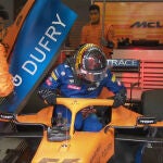 Carlos Sainz sale de su coche en Spa