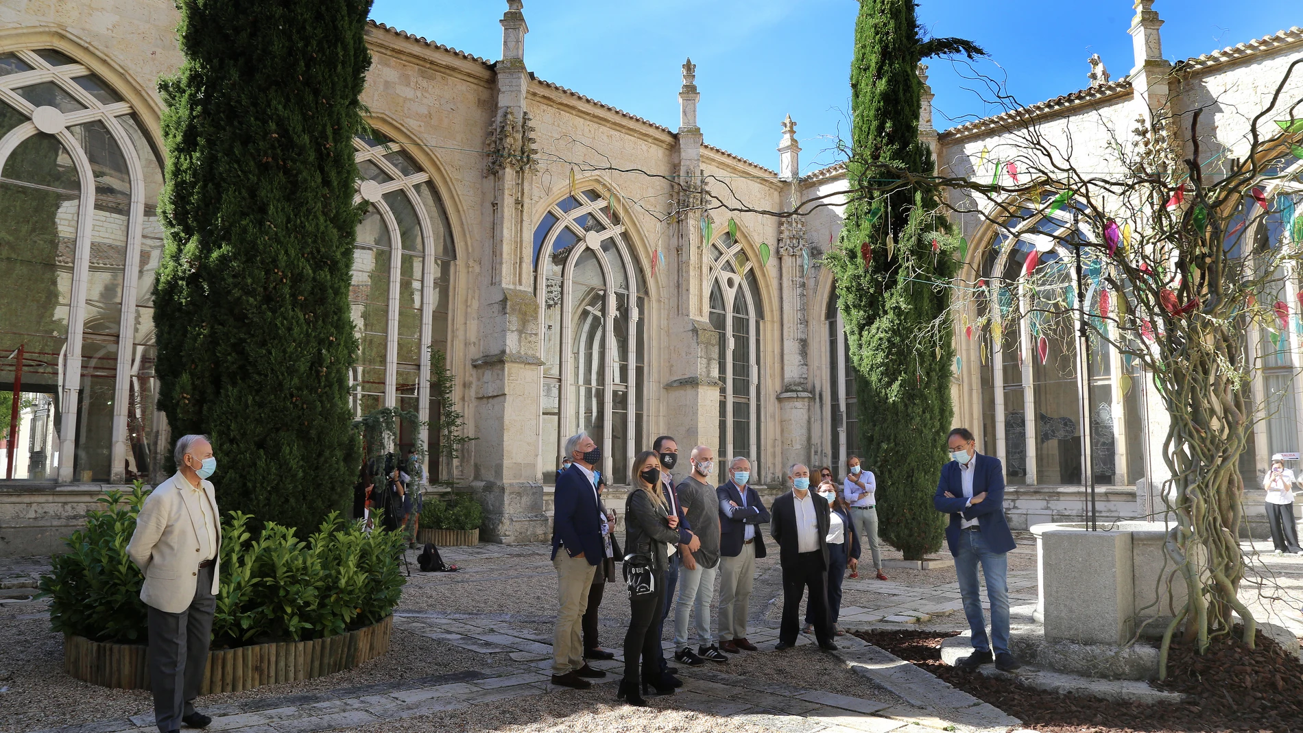 El alcalde de Palencia, Mario Simón, y la concejala de Cultura, Laura Lombraña, inauguran las visitas 'Mira Palencia: Jardín Interior', con un recorrido por el claustro de la Catedral, entre otros claustros de la capital