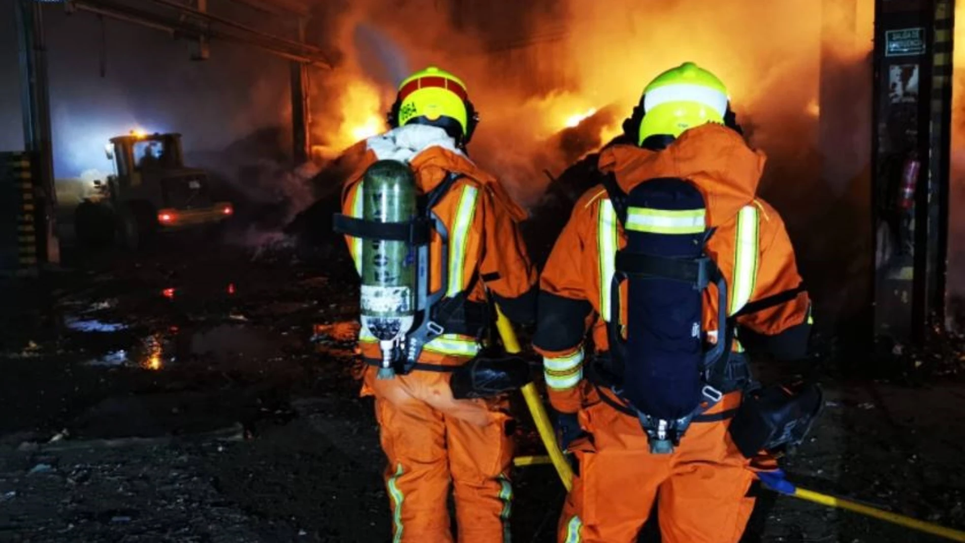 Valencia.- Sucesos.- Controlado el incendio industrial declarado en una fábrica del polígono El Romaní de Sollana