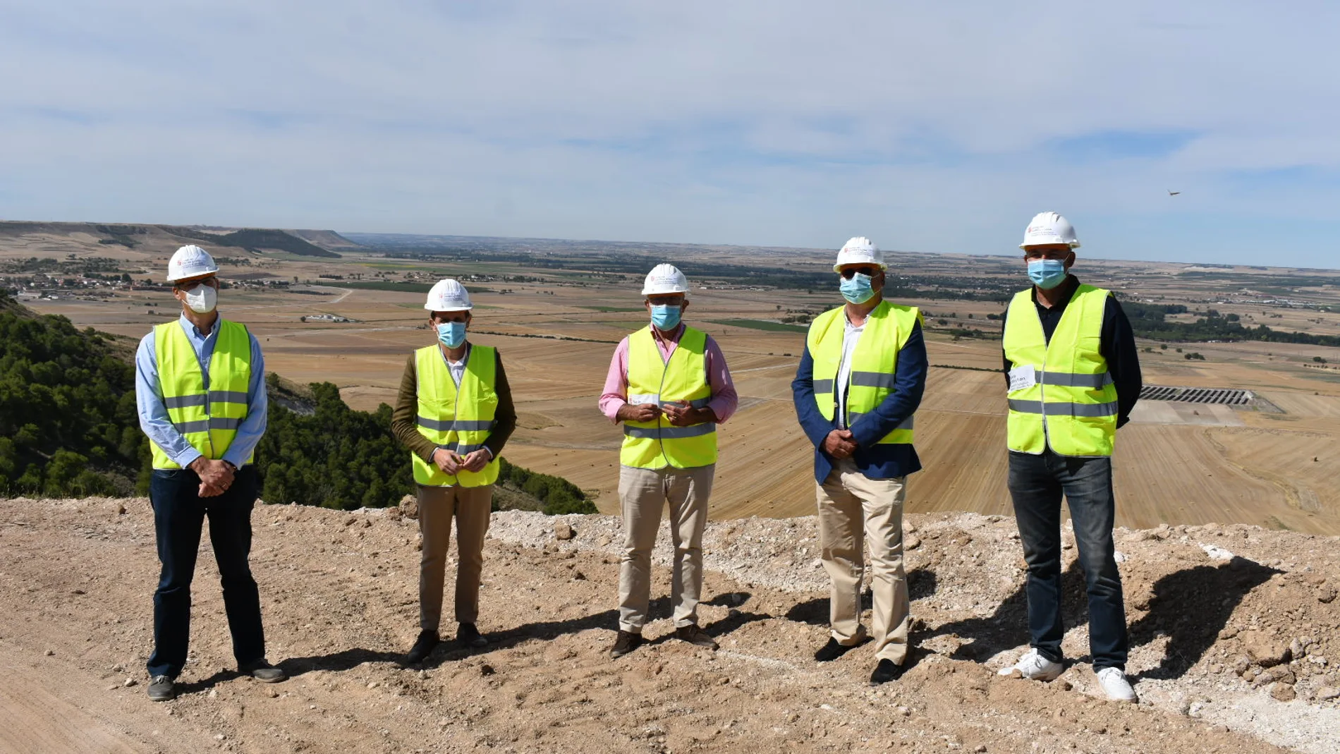 El consejero de Agricultura, Ganadería y Desarrollo Rural, Jesús Julio Carnero, junto al presidente de la Diputación de Valladolid, Conrado Íscar, entre otros