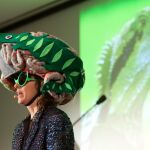Suzy Polucci hablando sobre el cerebro reptiliano en una Charla TED
