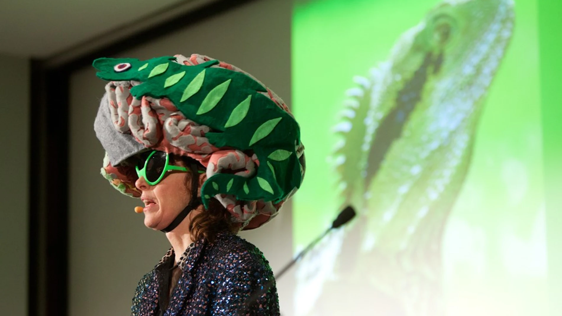 Suzy Polucci hablando sobre el cerebro reptiliano en una Charla TED