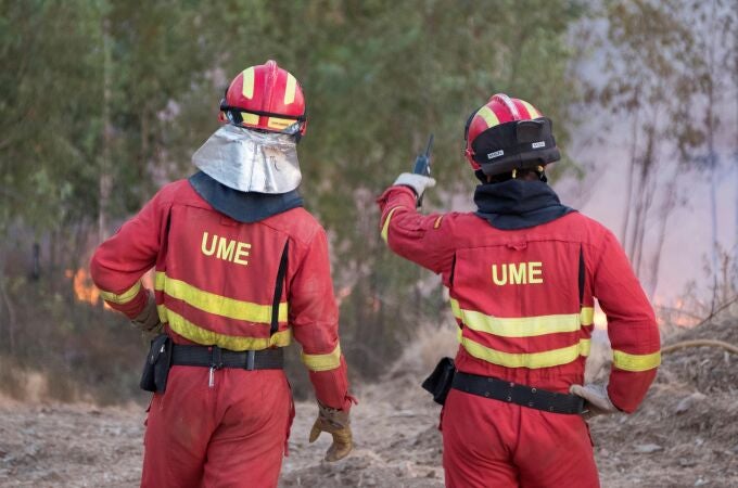Dos miembros de la UME durante un incendio