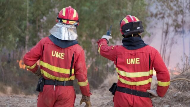 Dos miembros de la UME durante un incendio