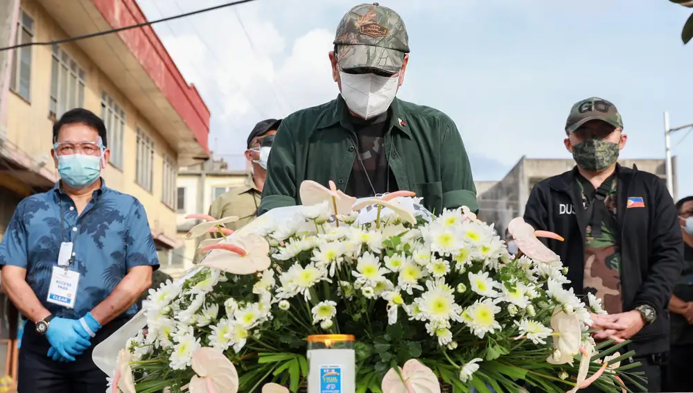 Imagen del presidente de Filipinas, Rodrigo Duterte, en una ofrenda floral por los muertos en el ataque en Jolo, durante su visita a los heridos y familiares de las víctimas del doble atentado