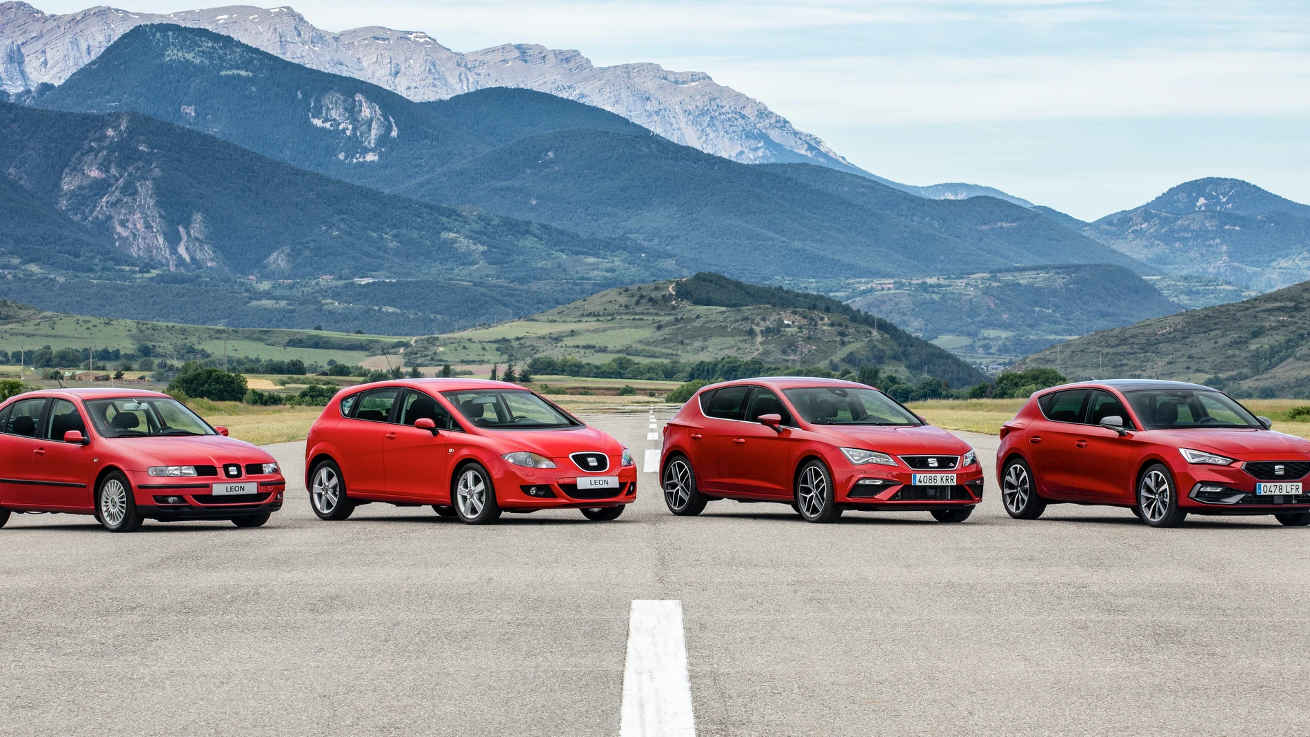Las cuatro generaciones del SEAT León se reúnen - Periodismo del Motor